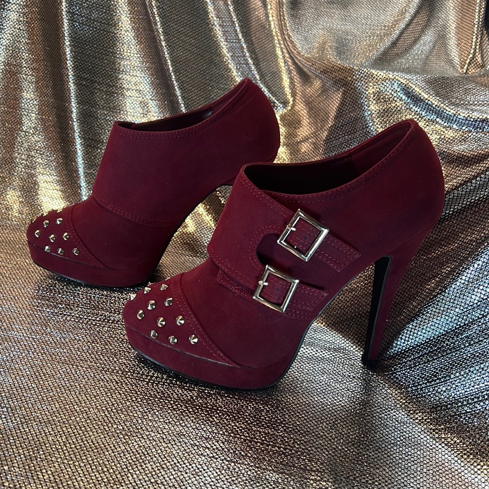 New Woman’s Shoedazzle Maroon Velvet High Heels 👠 size 9 1/2 W/Metal accents 😍